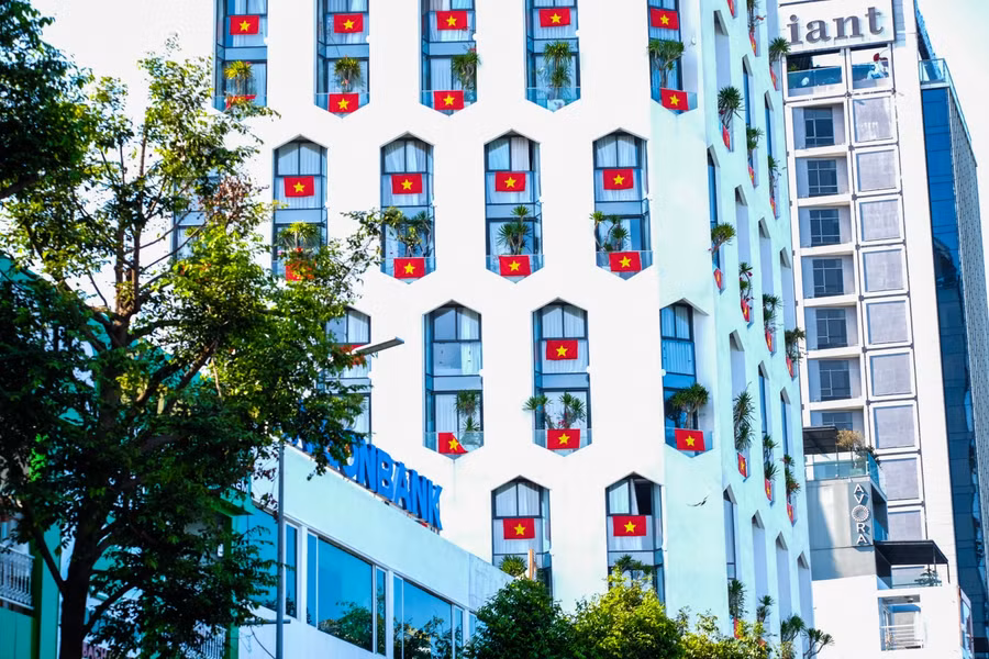 Nhiều nhà cao tầng ở hai bờ sông Hàn, Đà Nẵng rực rỡ cờ đỏ sao vàng chào mừng kỷ niệm 46 năm ngày giải phóng miền Nam, thống nhất đất nước.