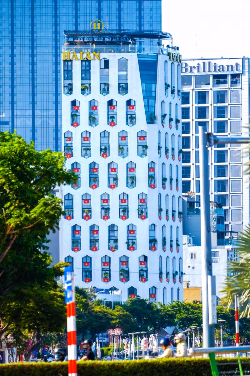 Hình ảnh rực rỡ của những lá cờ Tổ quốc gợi không khí thiêng liêng, hào hùng.