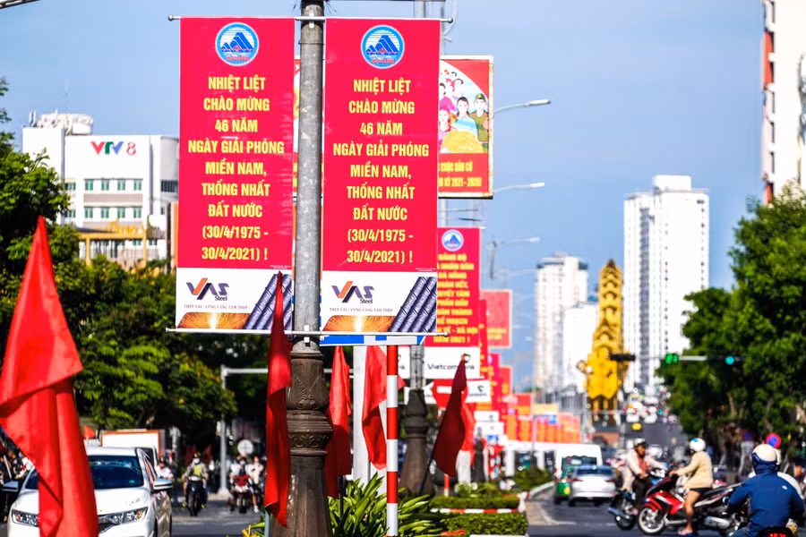 Tuyến đường Nguyễn Văn Linh ở TP Đà Nẵng rực rỡ sắc màu.