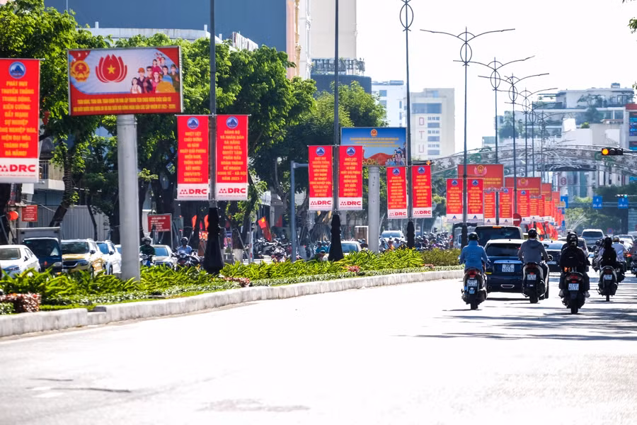 Các tuyến đường chính như: Nguyễn Văn Linh, Phạm Văn Đồng, đường 2/9, đường Trần Phú… rực đỏ.