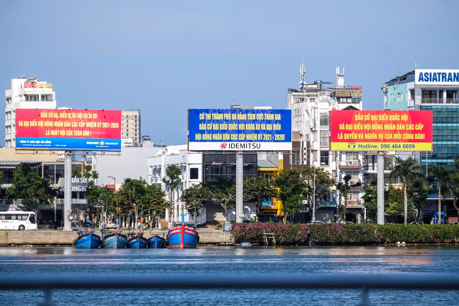 TP Đà Nẵng trang hoàng những tấm pano, áp phích trên mọi ngả đường chào mừng ngày bầu cử Đại biểu Quốc hội và HĐND các cấp sẽ diễn ra vào ngày 23/5/2021.