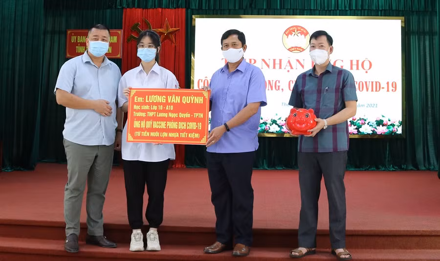 Em Lương Vân Quỳnh trao tặng hơn 10 triệu ủng hộ công tác phòng, chống Covid-19