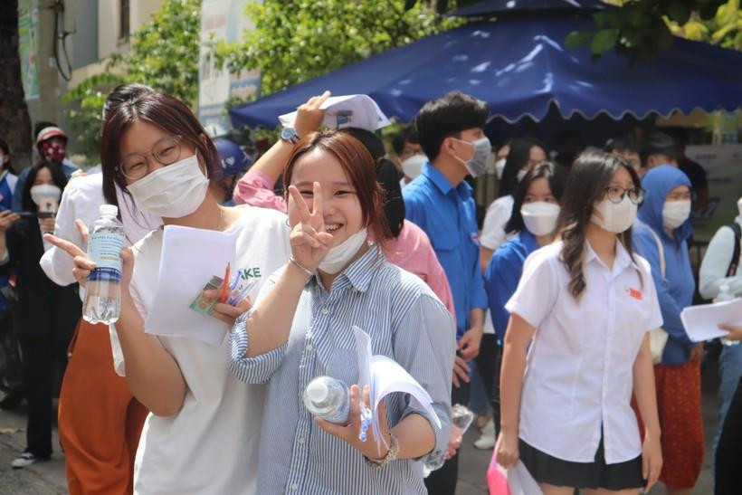 Các thí sinh dự thi Tốt nghiệp THPT năm 2022 ở Đà Nẵng. Ảnh: Hà Nguyên. Các thí sinh dự thi Tốt nghiệp THPT năm 2022 ở Đà Nẵng. Ảnh: Hà Nguyên.