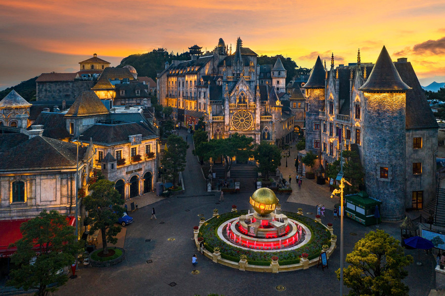 Làng Pháp Sun World Ba Na Hills trong ánh hoàng hôn