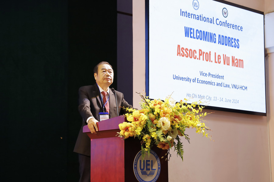 PGS.TS Lê Vũ Nam, Phó Hiệu trưởng Trường Đại học Kinh tế - Luật, Đại học Quốc gia TPHCM phát biểu tại hội thảo. Ảnh: Cẩm Anh