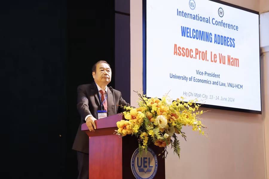 PGS.TS Lê Vũ Nam, Phó Hiệu trưởng Trường Đại học Kinh tế - Luật, Đại học Quốc gia TPHCM phát biểu tại hội thảo. Ảnh: Cẩm Anh