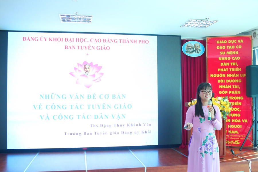 Bà Đặng Thùy Khánh Vân, Trưởng ban Tuyên giáo Đảng ủy Khối tập huấn công tác tuyên giáo và công tác dân vận. (Ảnh: Khánh Huy). Bà Đặng Thùy Khánh Vân, Trưởng ban Tuyên giáo Đảng ủy Khối tập huấn công tác tuyên giáo và công tác dân vận. (Ảnh: Khánh Huy).