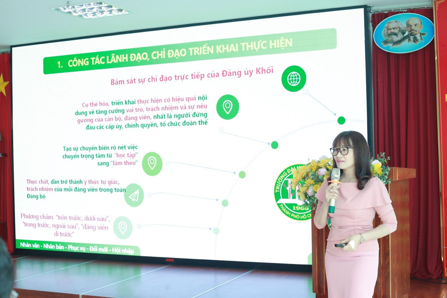 Bà Hoàng Thị Mỹ Hương - Ủy viên Ban Thường vụ, Tổ trưởng Tổ Tuyên giáo Đảng ủy báo cáo sơ kết 3 năm thực hiện Kết luận số 01-KL/TW. (Ảnh: Khánh Huy). Bà Hoàng Thị Mỹ Hương - Ủy viên Ban Thường vụ, Tổ trưởng Tổ Tuyên giáo Đảng ủy báo cáo sơ kết 3 năm thực hiện Kết luận số 01-KL/TW. (Ảnh: Khánh Huy).