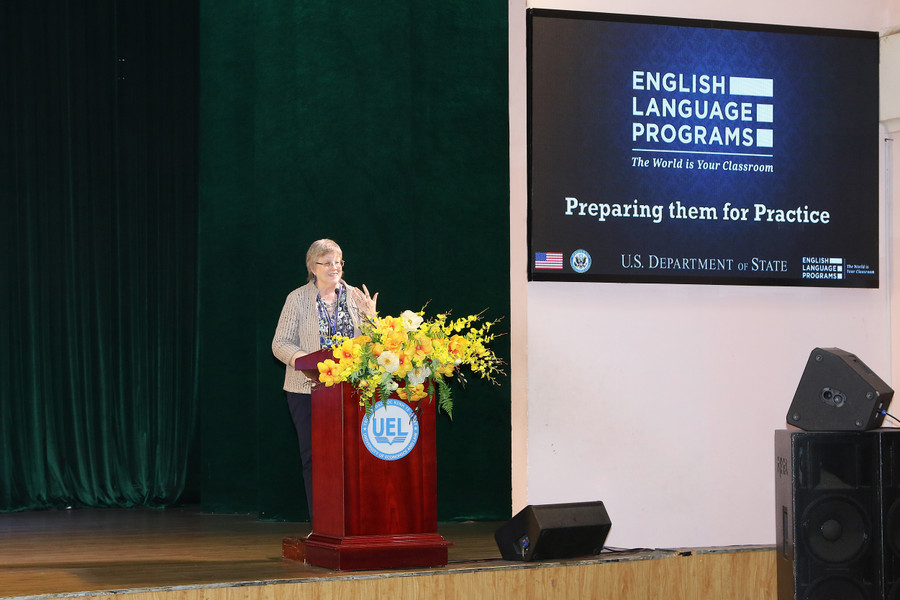 TS Marian Dent, Chuyên gia Anh ngữ cao cấp, Bộ Ngoại giao Hoa Kỳ trình bày tham luận của mình. Ảnh: Cẩm Anh