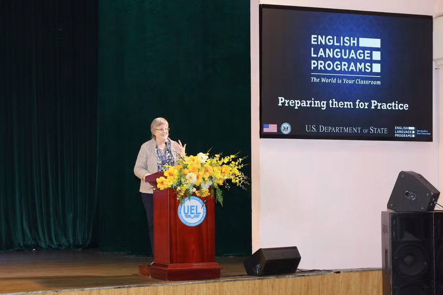 TS Marian Dent, Chuyên gia Anh ngữ cao cấp, Bộ Ngoại giao Hoa Kỳ trình bày tham luận của mình. Ảnh: Cẩm Anh