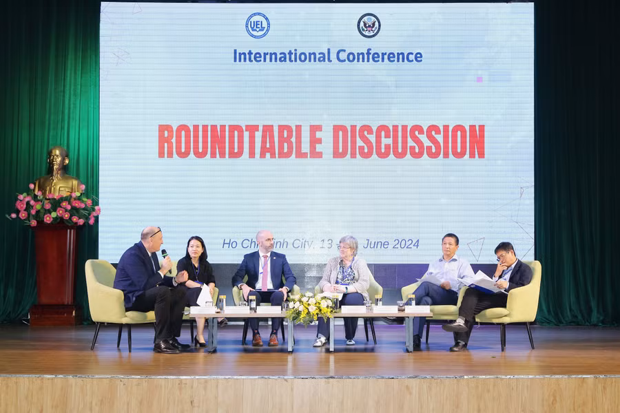 Các chuyên gia thảo luận trong hội thảo “Giảng dạy tiếng Anh pháp lý tại Việt Nam trong bối cảnh hội nhập". Ảnh: Cẩm Anh