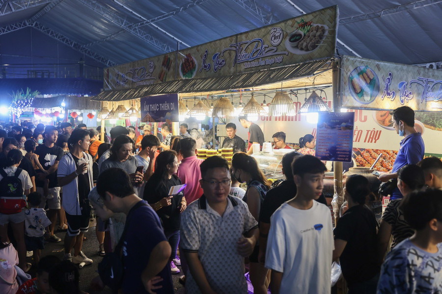 Người dân trải nghiệm không gian ẩm thực nằm trong khuôn khổ Lễ hội sông nước TPHCM 2024 (đường Lê Lợi, Quận 1). Ảnh: Cẩm Anh. Người dân trải nghiệm không gian ẩm thực nằm trong khuôn khổ Lễ hội sông nước TPHCM 2024 (đường Lê Lợi, Quận 1). Ảnh: Cẩm Anh.