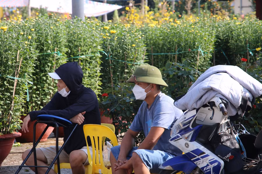 Mỏi mòn chờ khách.