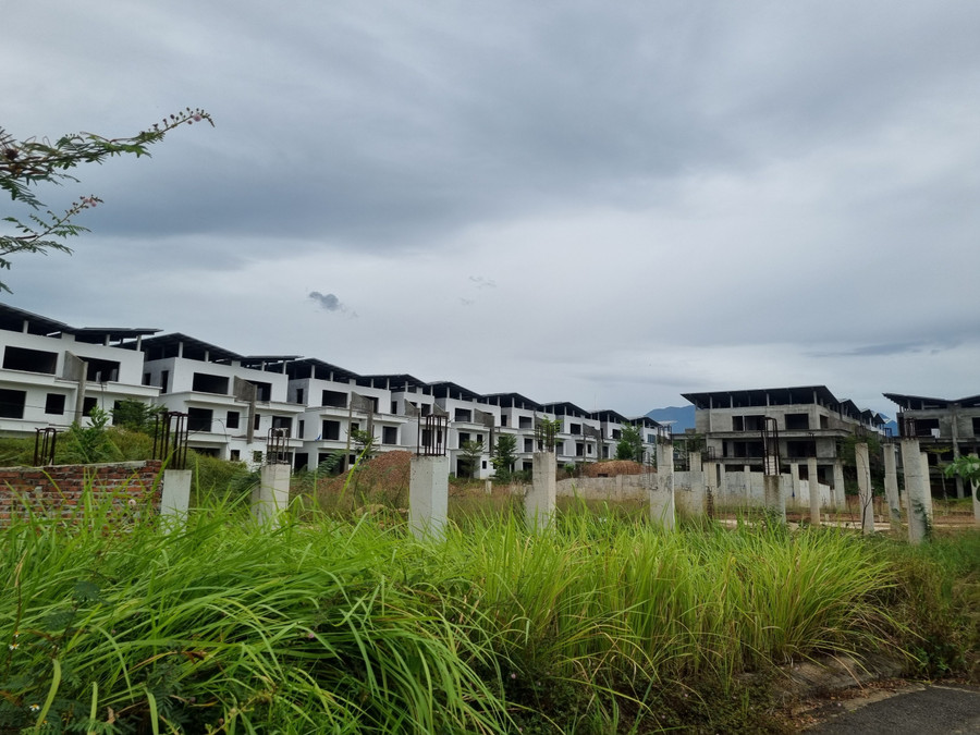 Không có người ở, khu vực này cỏ mọc um tùm, hoang vắng. Ảnh: Hoàng Vinh.