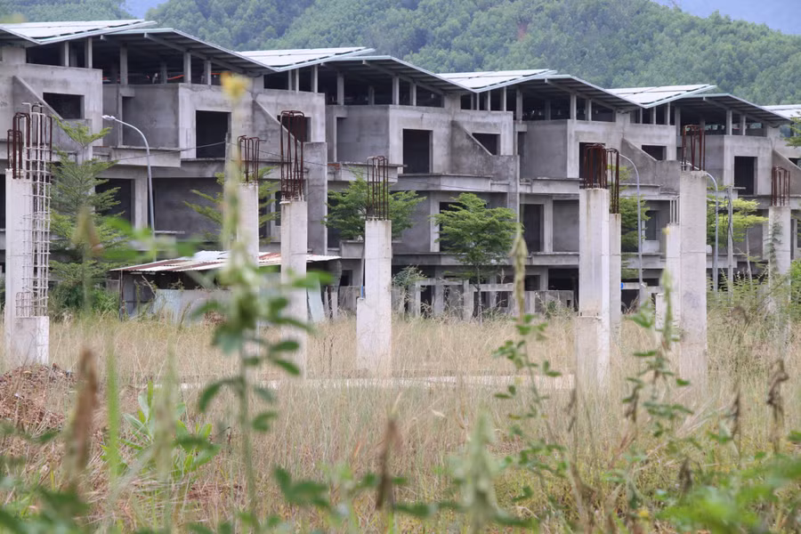 Phần thô 3 dãy biệt thự, còn lại hầu hết dang dở, còn phần móng trụ, chưa lắp cửa. Ảnh: Hoàng Vinh.