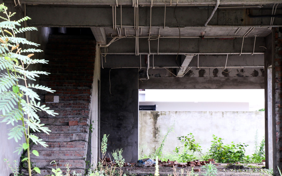 Một số hạng mục công trình có dấu hiệu xuống cấp. Ảnh: Hoàng Vinh.