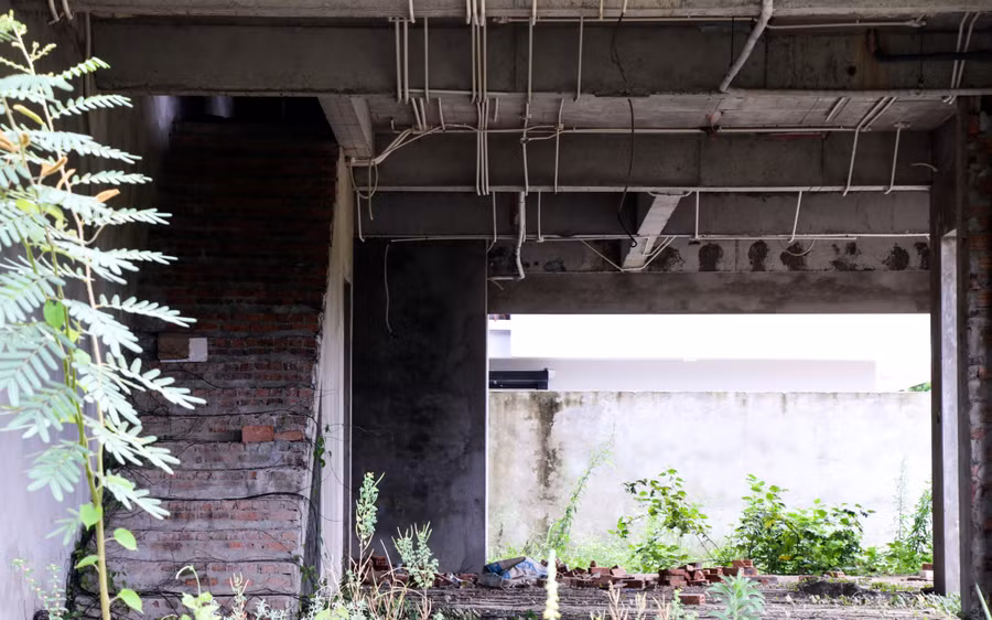 Một số hạng mục công trình có dấu hiệu xuống cấp. Ảnh: Hoàng Vinh.