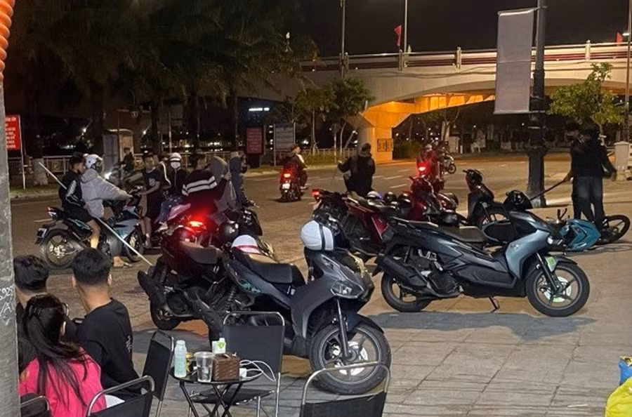 Nhóm thanh thiếu niên vác hung khí gây náo loạn đường phố Đà Nẵng. 