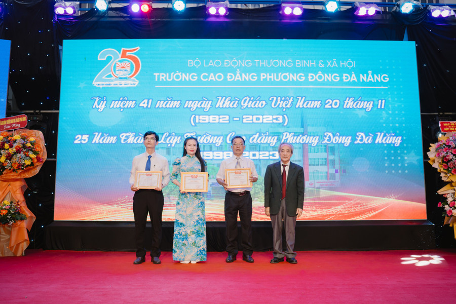 GS.TSKH Phan Quang Xưng - Hiệu trưởng Trường Cao đẳng Phương Đông Đà Nẵng trao Giấy khen cho cá nhân.