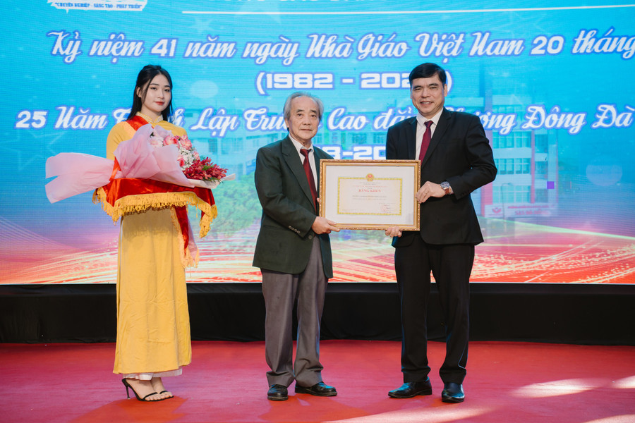 Ông Nguyễn Đăng Hoàng (bìa phải) - Giám đốc Sở Lao động Thương binh và Xã hội TP Đà Nẵng trao Giấy khen của Chủ tịch UBND thành phố cho đại diện Trường Cao đẳng Phương Đông Đà Nẵng.