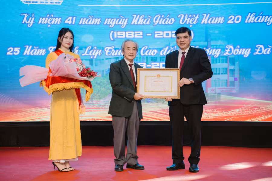 Ông Nguyễn Đăng Hoàng (bìa phải) - Giám đốc Sở Lao động Thương binh và Xã hội TP Đà Nẵng trao Giấy khen của Chủ tịch UBND thành phố cho đại diện Trường Cao đẳng Phương Đông Đà Nẵng.