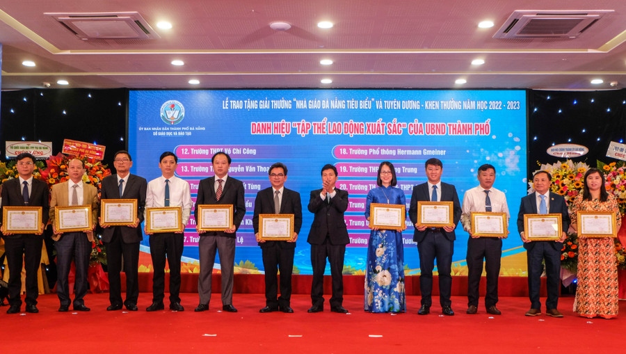 Trao tặng danh hiệu Tập thể lao động xuất sắc của UBND TP Đà Nẵng cho các Trường học. (Ảnh: Hoàng Vinh) Trao tặng danh hiệu Tập thể lao động xuất sắc của UBND TP Đà Nẵng cho các Trường học. (Ảnh: Hoàng Vinh)