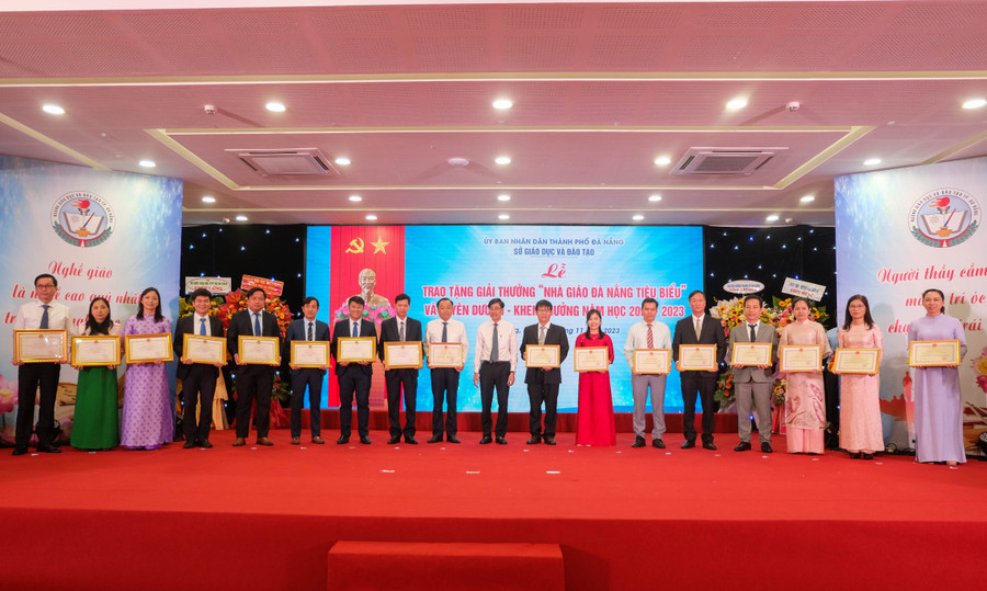 28 tập thể được tặng Bằng khen của Bộ GD&ĐT. (Ảnh: Hoàng Vinh) 28 tập thể được tặng Bằng khen của Bộ GD&ĐT. (Ảnh: Hoàng Vinh)