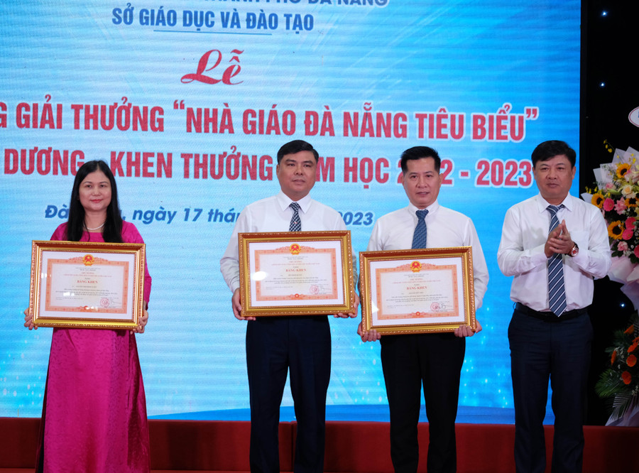 Ông Lương Nguyễn Minh Triết - Phó Bí thư thường trực Thành ủy, Chủ tịch HĐND TP Đà Nẵng trao Bằng khen của Thủ tướng Chính phủ cho các cá nhân. (Ảnh: Hoàng Vinh) Ông Lương Nguyễn Minh Triết - Phó Bí thư thường trực Thành ủy, Chủ tịch HĐND TP Đà Nẵng trao Bằng khen của Thủ tướng Chính phủ cho các cá nhân. (Ảnh: Hoàng Vinh)