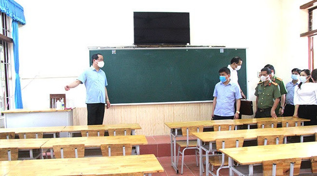 Kiểm tra công tác chuẩn bị tại điểm thi THPT Lộc Bình (Nguồn: baolangson.vn)