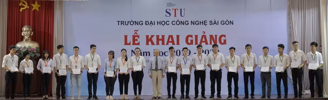 Đại diện nhà trường tặng học bổng cho sinh viên xuất sắc.