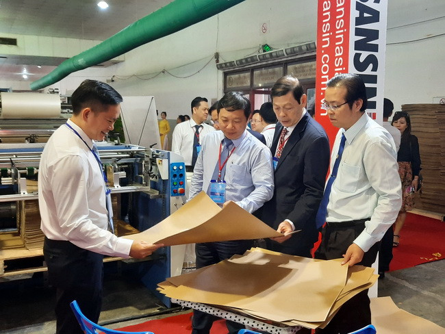 Các đại biểu tham quan các gian hàng trưng bày sản phẩm tại Triển lãm Các đại biểu tham quan các gian hàng trưng bày sản phẩm tại Triển lãm