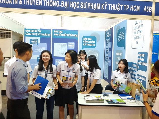 Sinh viên khoa in Trường ĐH SP Kỹ thuật TPHCM rất hào hứng khi tham dự triển lãm Sinh viên khoa in Trường ĐH SP Kỹ thuật TPHCM rất hào hứng khi tham dự triển lãm