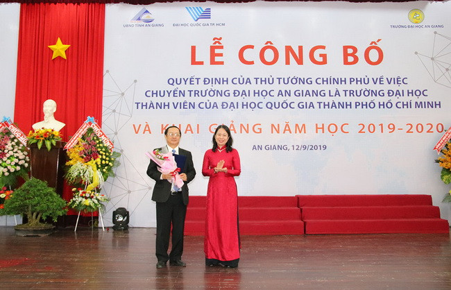 Bà Võ Thị Ánh Xuân – Bí thư Tỉnh ủy An Giang tặng hoa PGS TS. Huỳnh Thành Đạt – Giám đốc ĐH Quốc gia TP.HCM Bà Võ Thị Ánh Xuân – Bí thư Tỉnh ủy An Giang tặng hoa PGS TS. Huỳnh Thành Đạt – Giám đốc ĐH Quốc gia TP.HCM