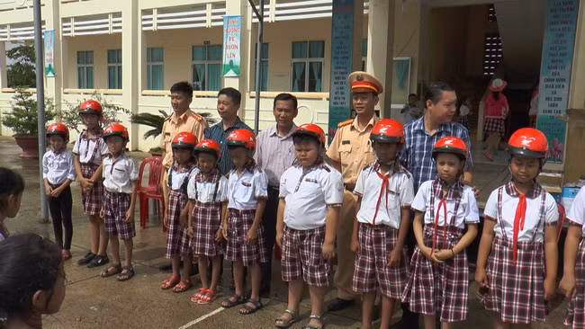 Đại diện đơn vị tổ chức chụp hình lưu niệm với các em học sinh