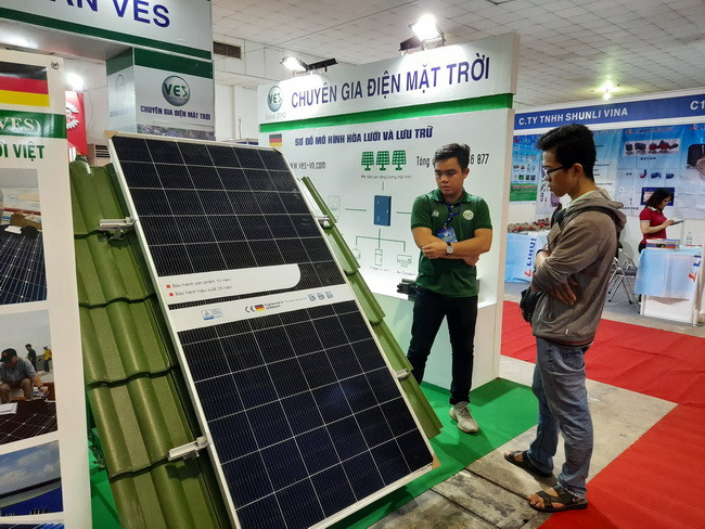 Khách tham quan các gian hàng trưng bày công nghệ điện năng lượng mặt trời tại Triển lãm Khách tham quan các gian hàng trưng bày công nghệ điện năng lượng mặt trời tại Triển lãm