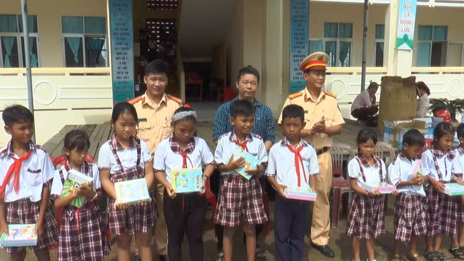 Đại diện hai chi đoàn tặng quà cho các em học sinh