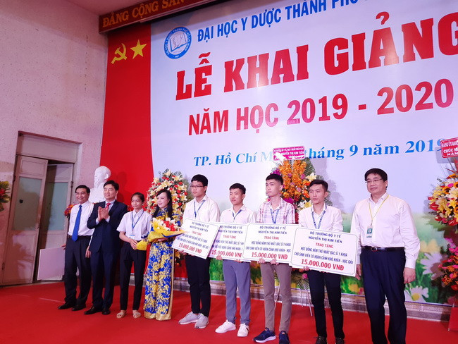 Bộ trưởng Nguyễn Thị Kim Tiến cùng Ban Giám hiệu Nhà trường chụp hình lưu niệm cùng 5 tân sinh viên xuất sắc của trường