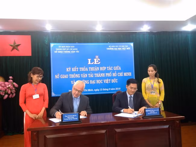 Quang cảnh buổi lễ ký hợp tác giữa Sở GTVT TPHCM với Trường ĐH Việt Đức.