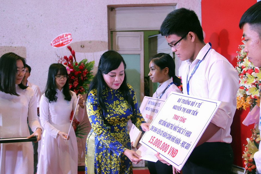 Bộ trưởng Nguyễn Thị Kim Tiến đã trao tặng học bổng cho 5 tân sinh viên xuất sắc của trường