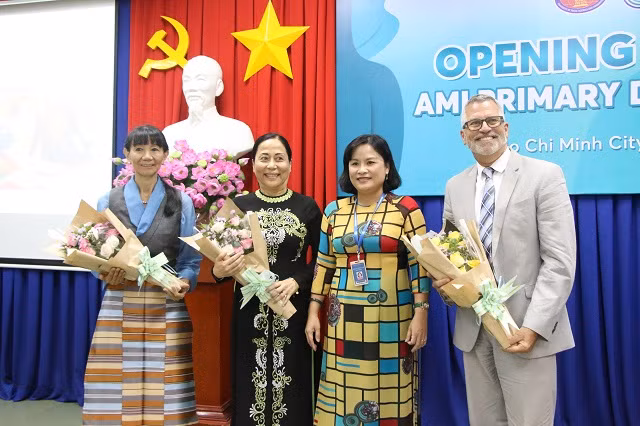 PGS.TS Ngô Thị Phương Lan tặng hoa cho khách mời . (Ảnh: Y.Thi)