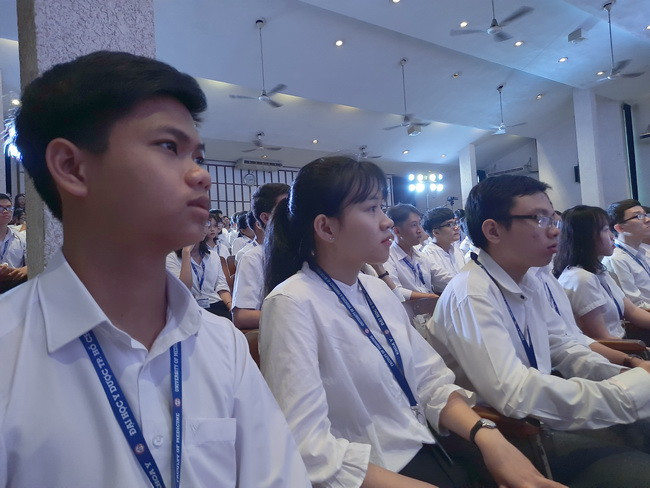 Sinh viên Phạm Tiến Trung tân thủ khoa xuất sắc của trường với 28,75 điểm cùng với các bạn tân sinh viên tại lễ khai giảng.