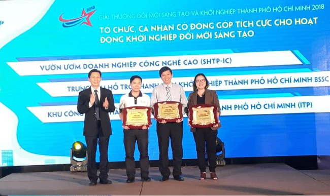 Ông Nguyễn Việt Dũng - Giám đốc Sở KH&CN TPHCM, trao giải cho 3 tổ chức có đóng góp tích cực cho hoạt động đổi mới sáng tạo và khởi nghiệp, I-Star 2018. (Ảnh: TL). Ông Nguyễn Việt Dũng - Giám đốc Sở KH&CN TPHCM, trao giải cho 3 tổ chức có đóng góp tích cực cho hoạt động đổi mới sáng tạo và khởi nghiệp, I-Star 2018. (Ảnh: TL).