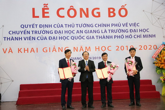 PGS,TS. Huỳnh Thành Đạt – Giám đốc ĐH Quốc gia TP.HCM trao Quyết định bổ nhiệm, bổ nhiệm lại cho PGS,TS. Võ Văn Thắng; PGS,TS. Trần Văn Đạt và ThS. Nguyễn Thanh Hải.