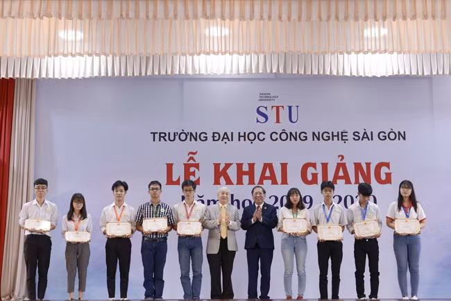 TS. Trương Quang Mùi và PGS. TS Cao Hào Thi trao tặng học bổng cho thủ khoa đầu vào của Nhà trường năm học 2019-2020.