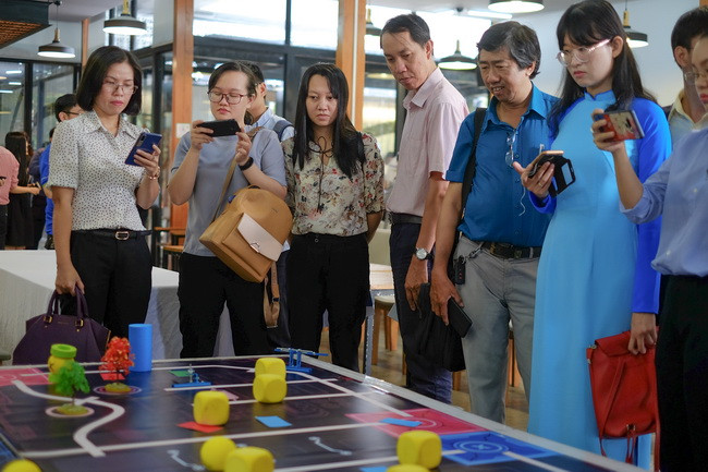 Các đại biểu tham quan mô hình sa bàn Các đại biểu tham quan mô hình sa bàn