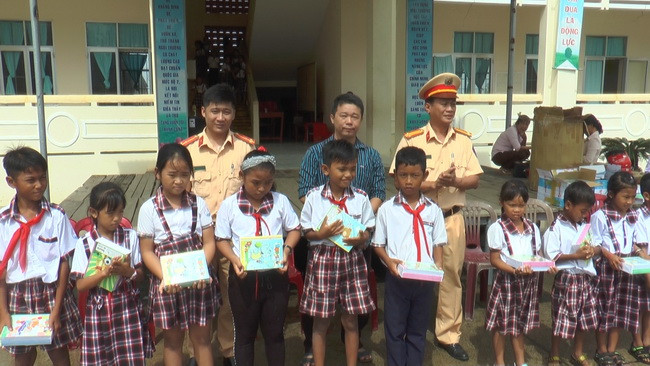Đại diện hai chi đoàn tặng quà cho các em học sinh Đại diện hai chi đoàn tặng quà cho các em học sinh