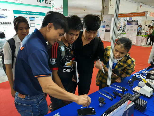 Các sinh viên đến tham quan và trải nghiệm tại triển lãm Các sinh viên đến tham quan và trải nghiệm tại triển lãm