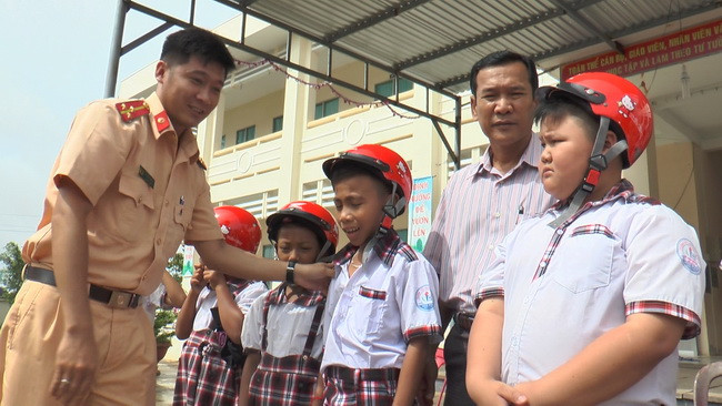 Đại diện đơn vị Cảnh sát giao thông tỉnh Bạc Liêu tặng mũ bảo hiểm cho các em học sinh. Đại diện đơn vị Cảnh sát giao thông tỉnh Bạc Liêu tặng mũ bảo hiểm cho các em học sinh.
