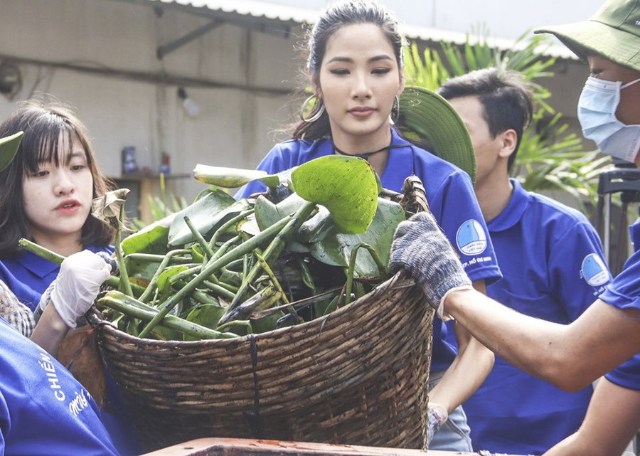 Đại sứ chiến dịch tình nguyện - Á hậu Hoàn vũ VN 2017 - Hoàng Thùy cùng các chiến sĩ tình nguyện dọn vệ sinh kênh thoát nước tại quận 8. Đại sứ chiến dịch tình nguyện - Á hậu Hoàn vũ VN 2017 - Hoàng Thùy cùng các chiến sĩ tình nguyện dọn vệ sinh kênh thoát nước tại quận 8.