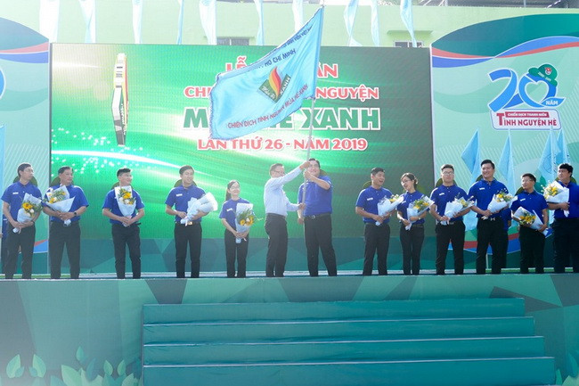 Ông Nguyễn Hữu Hiệp - Ủy viên Ban thường vụ -Trưởng Ban Dân vận Thành ủy TPHCM trao cờ lệnh xuất quân cho Chỉ huy chiến dịch tình nguyện Mùa hè xanh lần thứ 26 năm 2019. Ông Nguyễn Hữu Hiệp - Ủy viên Ban thường vụ -Trưởng Ban Dân vận Thành ủy TPHCM trao cờ lệnh xuất quân cho Chỉ huy chiến dịch tình nguyện Mùa hè xanh lần thứ 26 năm 2019.